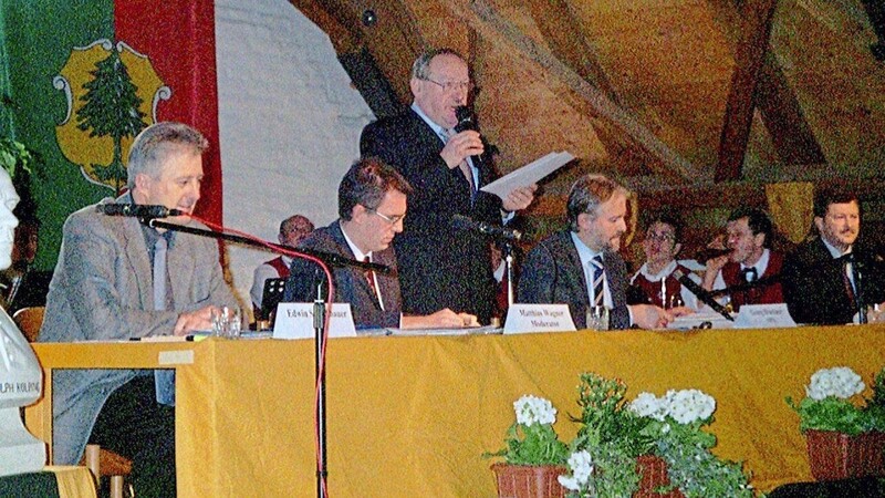 Diskussion 2002 im Pfarrsaal mit Edwin Schedlbauer (v.li.), Moderator Matthias Wagner, Kolping-Vorsitzender Anton Voitl, Georg Bruckner und Heinrich Schmidt.