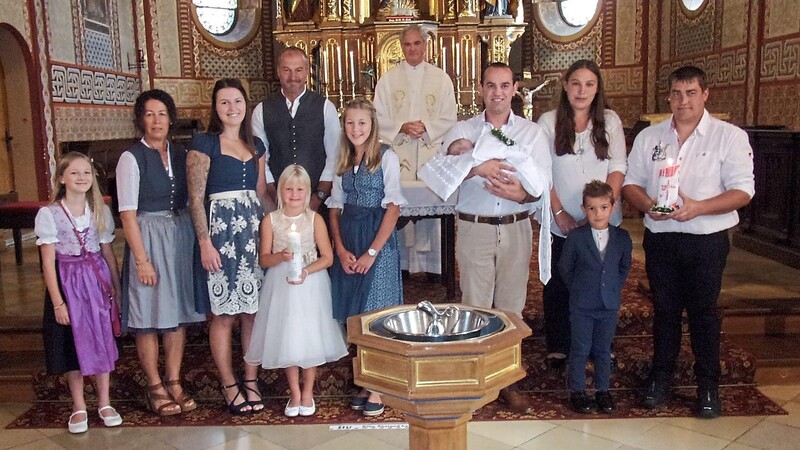 Die getauften Mädchen mit Paten und den Familien sowie dem Taufspender Pfarrer Pöschl