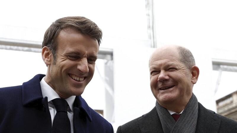 Bundeskanzler Olaf Scholz (SPD, r.) und Emmanuel Macron, Präsident von Frankreich, gestern in Paris.