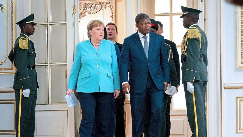"Sehr teuer": Angolas Präsident João Lourenço hofft beim Besuch Angela Merkels auf finanzielle Unterstützung beim Kauf von Patrouillenbooten.