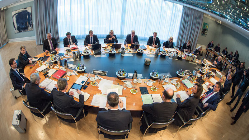 Das bayerische Kabinett ist am 22.12.2015 zu einer Sitzung in der Staatskanzlei in München (Bayern) zusammengekommen. Am 26.01.2016 berät das Kabinett erneut über die Flüchtlingspolitik.