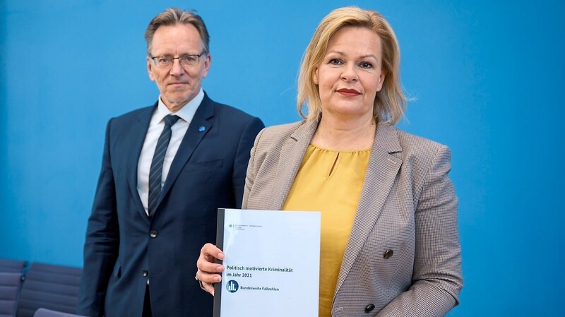 Innenministerin Nancy Faeser und BKA-Präsident Holger Münch stellen die Fallzahlen für 2021 vor.