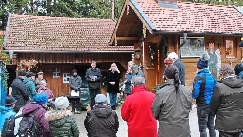 Pater Joseph Puthussery (hi.v.li.), Pfarrer Roland Kelber und Bürgermeisterin Josefa Schmid mit den Waldweihnachtsbesuchern.  Fotos: