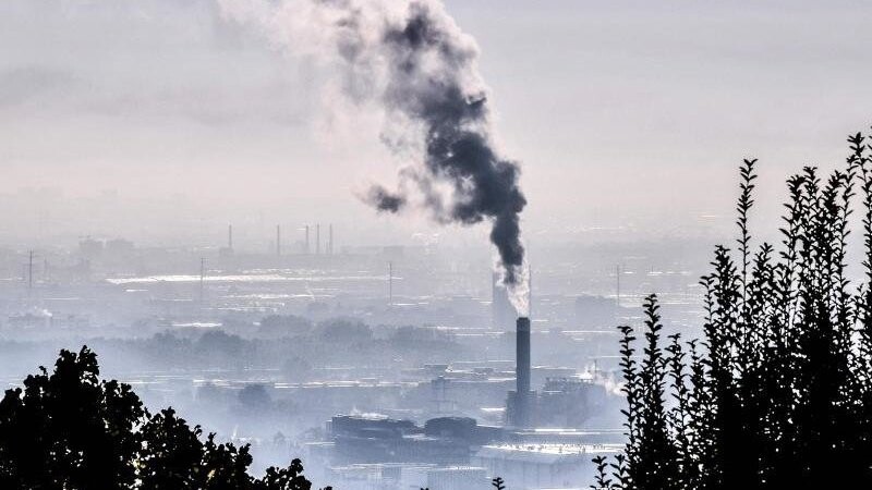 Rauch steigt aus einer Fabrik im Südosten Frankreichs. Klimaschutzmaßnahmen können schon in den kommenden Jahren einen Nutzen für die Volkswirtschaft haben - durch eine Verringerung der Luftverschmutzung.