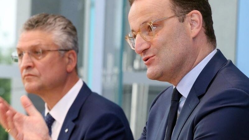 Jens Spahn, Bundesgesundheitsminister, und Lothar Wieler, Präsident des Robert-Koch-Instituts, beantworten während einer Pressekonferenz Fragen.