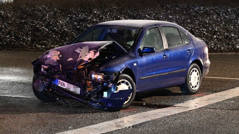 Zwei Autos krachten bei dem Unfall gegeneinander.