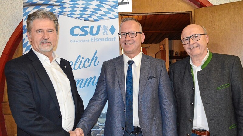CSU-Ortsvorsitzender Anton Pöppel gratulierte Markus Huber zur erneuten Nominierung zum Bürgermeisterkandidaten. Landrat Martin Neumeyer (rechts) leitete die Wahl und bescheinigte Huber eine stets gute Zusammenarbeit.
