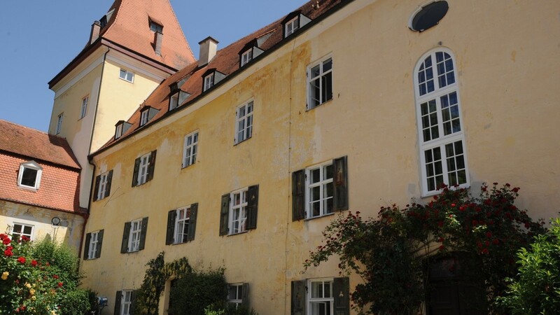 Mehrere Szenen aus "Um Himmels Willen" spielen auf dem Schloss Niederaichbach. Es diente als Kulisse für das Kloster.