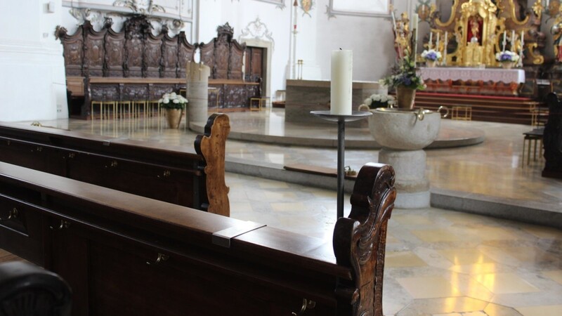 Auch in der Stadtpfarrkirche in Viechtach dürfen wieder öffentliche Gottesdienste gefeiert werden. Wo sich ein Blechstreifen befindet, da darf man sitzen. Auf diese Weise soll der Mindestabstand eingehalten werden.