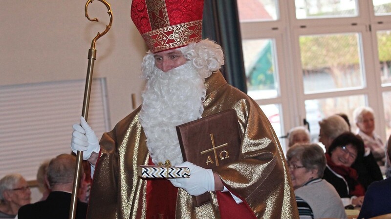 Der Nikolaus besuchte die Senioren des Pfarrcafés "UHU".