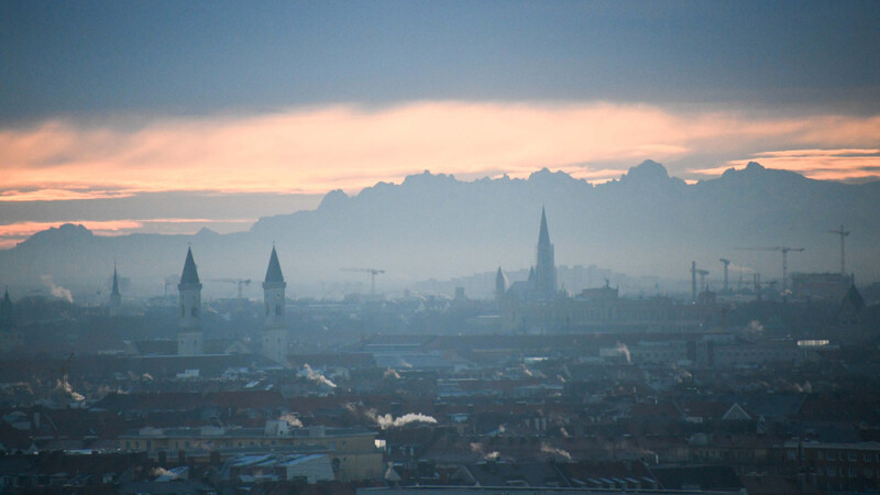 Das München-Panorama am Morgen: So ein Bergblick hat seinen Preis.