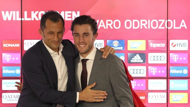 Bei seiner Präsentation wirkte Bayern-Neuzugang Álvaro Odriozola sichtlich zufrieden mit seinem leihweisen Wechsel in die Fußball-Bundesliga.