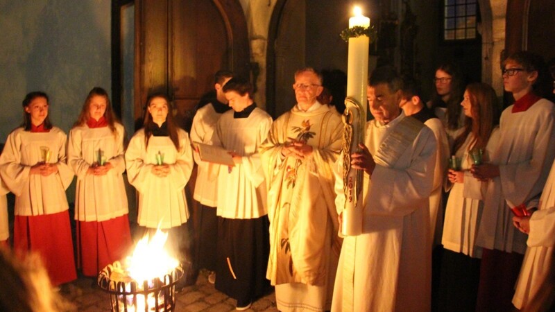 Zu Beginn der Lichtfeier wird die Osterkerze am Osterfeuer entzündet.