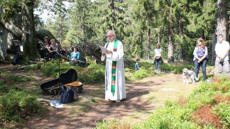 Evangelischer Berggottesdienst: Auf dem Gipfel des Predigtstuhls feierten Gläubige mit Diakon i. R. Walter Peter einen Gottesdienst im Grünen.