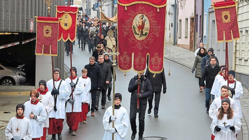 Die Gläubigen zogen in einer langen Prozession zum Sebastianibrunnen.