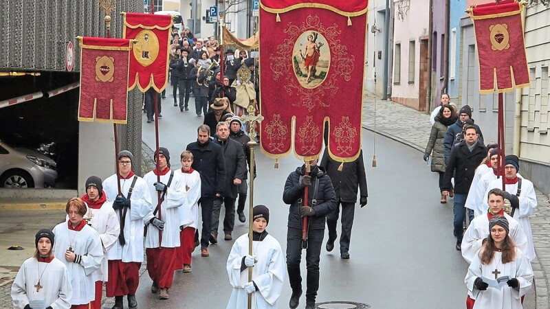 Die Gläubigen zogen in einer langen Prozession zum Sebastianibrunnen.