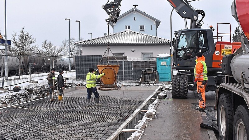 Neben dem Bahnhofsgebäude wurden in der vergangenen Woche die Betonfundamente für die neue Fahrradabstellanlage geschaffen.