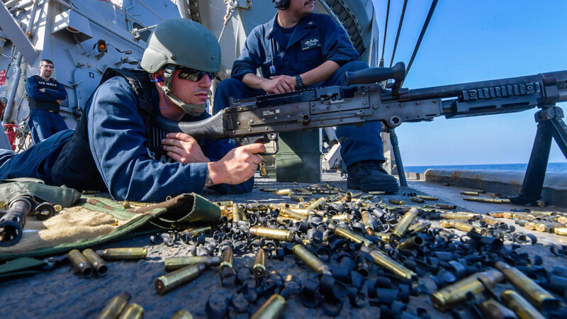 Ein US-Soldat hat ein M240B Maschinengewehr im Anschlag während der Ausbildung an Bord des Zerstörers USS Mitscher im Golf von Oman. Die USA haben Deutschland nach eigenen Angaben förmlich darum gebeten, sich an der Sicherung des Handelsverkehrs in der Straße von Hormus zu beteiligen.