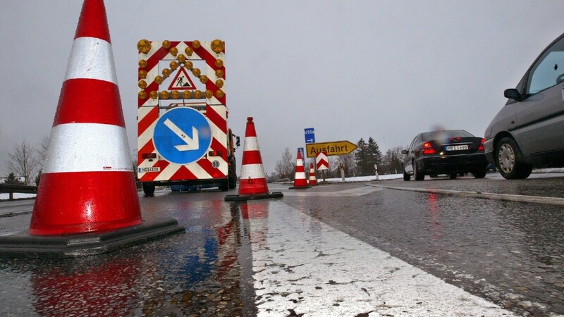 Blitzeis Ende April auf der B15 neu bei Neufahrn (Kreis Landshut)! Die Folge: mehrere Unfälle. (Symbolbild)
