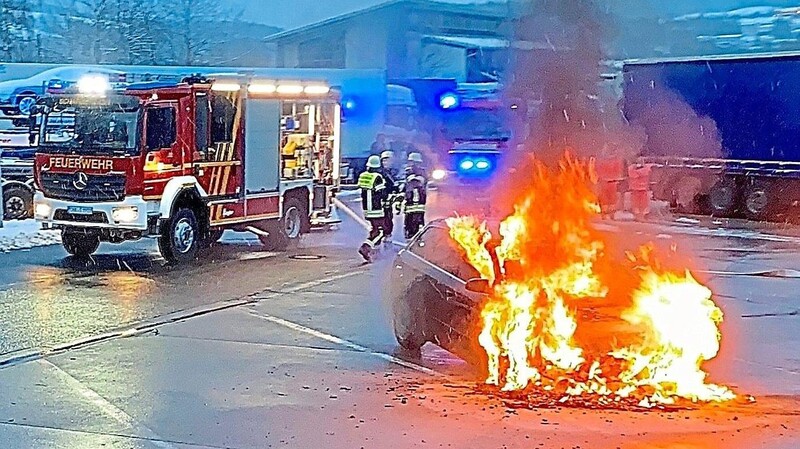 Beim Eintreffen der Feuerwehren stand das Fahrzeug bereits lichterloh in Flammen.