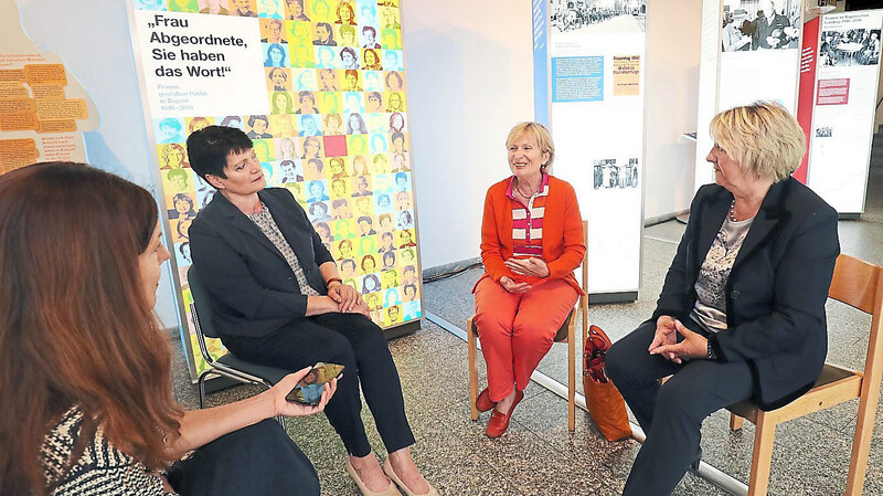 Ingeborg Pongratz, Emma Kellner und Gertraud Goderbauer (von rechts) im Gespräch mit der LZ   in der Kleinen Rathausgalerie.