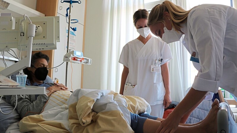 Anna Sieroslawski (rechts), Medizinstudentin im Praktischen Jahr, und Pflegeschülerin Tamara Schäffer sehen gemeinsam nach einer Patientin.