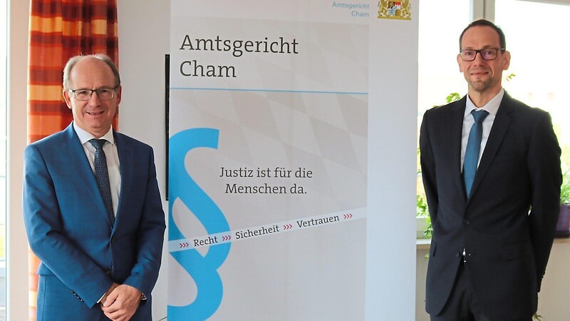 Amtsgerichtsdirektor Erich Vogl (links) hieß den neuen Richter, Martin Hausladen, willkommen.