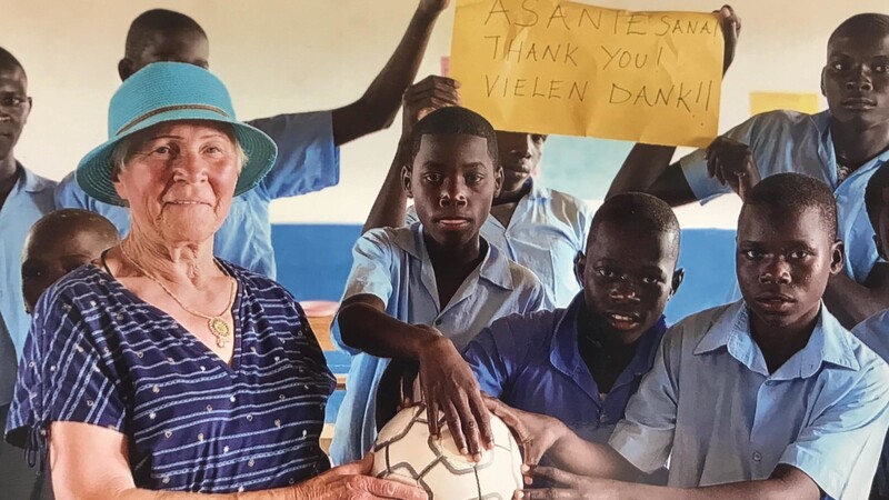 In dem Dorf Mafundani überreichte die Straubingerin Petra Herrmann Schülern den Fußball vom Peterswöhrd. "Asante Sana" - Danke auf Suaheli - haben die jungen Leute auf ein kleines Plakat geschrieben.
