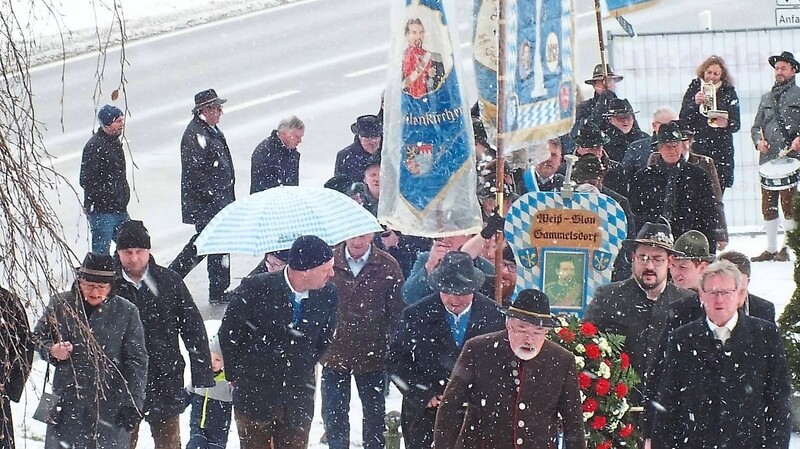 Schneegestöber machte den Marsch zum Denkmal nicht gemütlicher. Stefan Jetz machte es darum kurz, damit man wieder "in die warme Stube" kam.