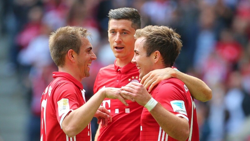 Die Bayern gewinnen auch am letzten Spieltag gegen Hannover 96. Hier jubeln Kapitän Philipp Lahm, Torschützenkönig Robert Lewandowski und Doppeltorschütze Mario Götze.