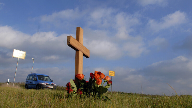 Ein Motorradfahrer ist am Sonntag in einem Kreisverkehr bei Osterhofen tödlich verunglückt (Symbolbild).