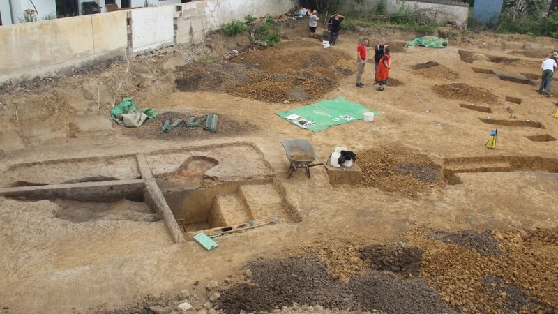 Auf diesem Baugrundstück an der Emanuel-Schikaneder-Straße haben die Archäologen die Reste einer rund 7 000 Jahre alten Siedlung ausgegraben.