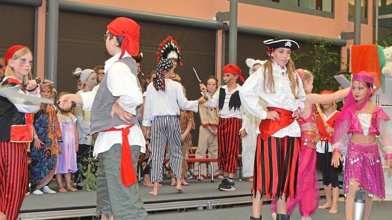Tanzend erleben die Weltreisenden die Piraten, den Indianerstamm und den schwarzen Kontinent.