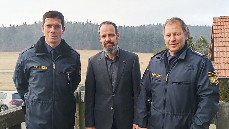 PI-Leiter Vincent Bauer (links) und dessen Stellvertreter Ludwig Kreitl (rechts), gratulieren Johann Schächtl zu seiner neuen Aufgabe als Leiter der Grenzpolizeigruppe Furth im Wald.