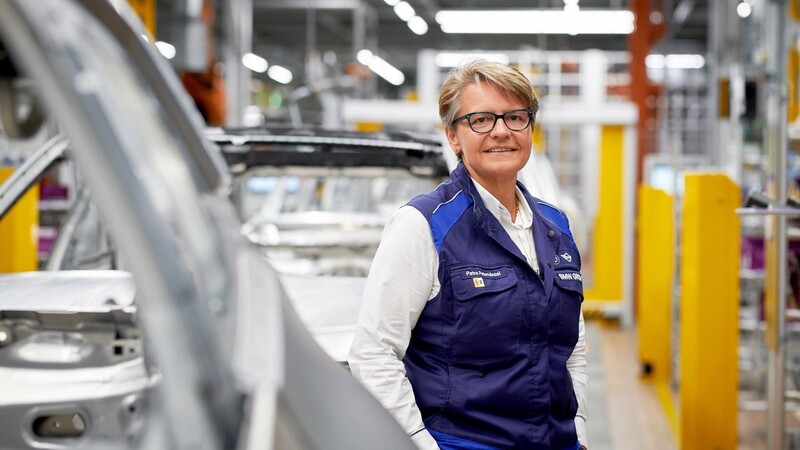 Bereits seit 39 Jahren ist Petra Peterhänsel im Automobilbau tätig.