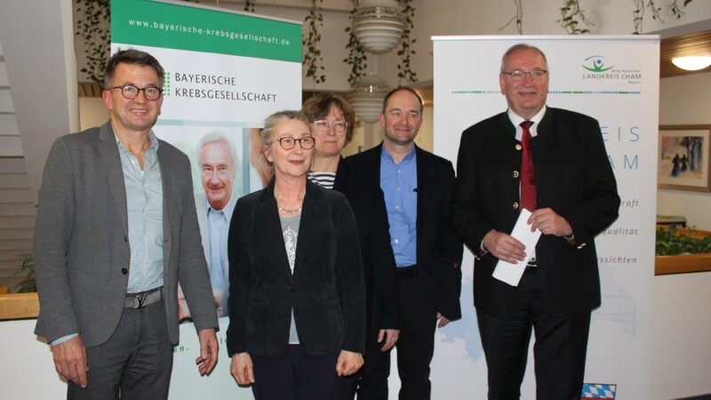 Sie freuen sich über das neue Beratungsangebot für Krebspatienten (von links): Markus Besseler, Andrea Mayer, Dr. Elisabeth Albrecht, Dr. Florian Stadler und Landrat Franz Löffler.