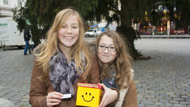 Franziska (links) und Corinna zogen aus unserer "Banknachbar-Box" das Thema Finanzen. (Foto: tp)