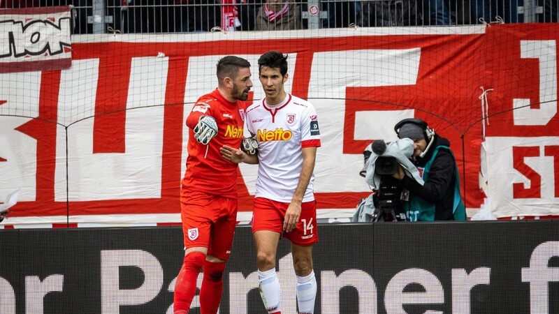 Torhüter Philipp Pentke und Abwehrchef Marcel Correia waren laut "kicker" in der vergangenen Saison "herausragend" auf ihren Positionen.