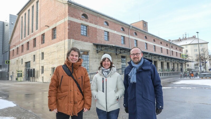 BA-Chef Markus Lutz (l.), Angelika Riemensberger und Bernhard Boeck von den Stadtwerken zeigen das Gelände hinter dem HP8.