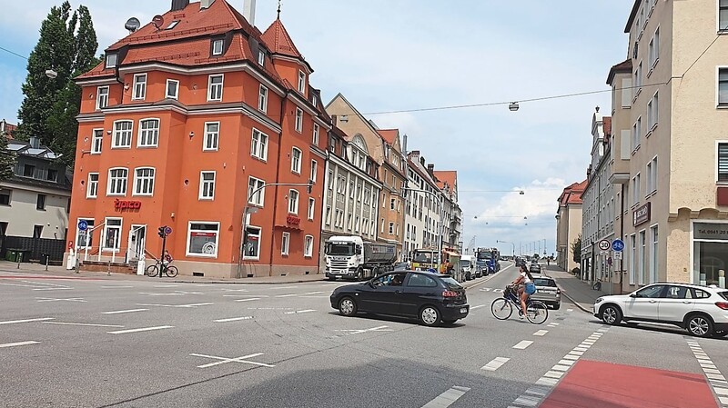 Seit Oktober rollt in der Weißenburgstraße der Verkehr langsamer. Das wird in Zukunft so bleiben, bis sich die N0 2 -Werte stabilisieren.