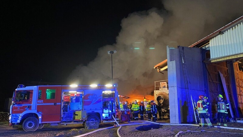 Ein großes Feuerwehr-Aufgebot war bei dem Brand im Einsatz. Der entstandene Sachschaden geht laut Polizei in die Millionen.