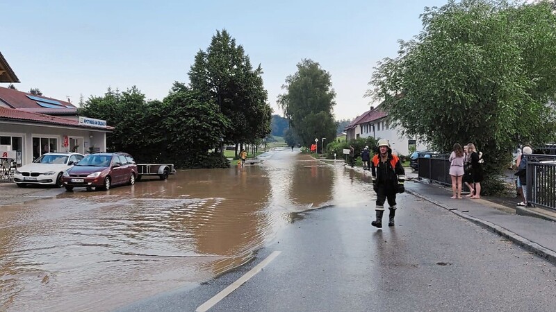 Überschwemmungen am Bucher Ortseingang bei der Vilsheimer Straße.