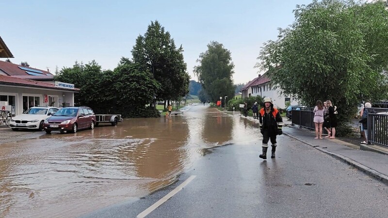 Überschwemmungen am Bucher Ortseingang bei der Vilsheimer Straße.