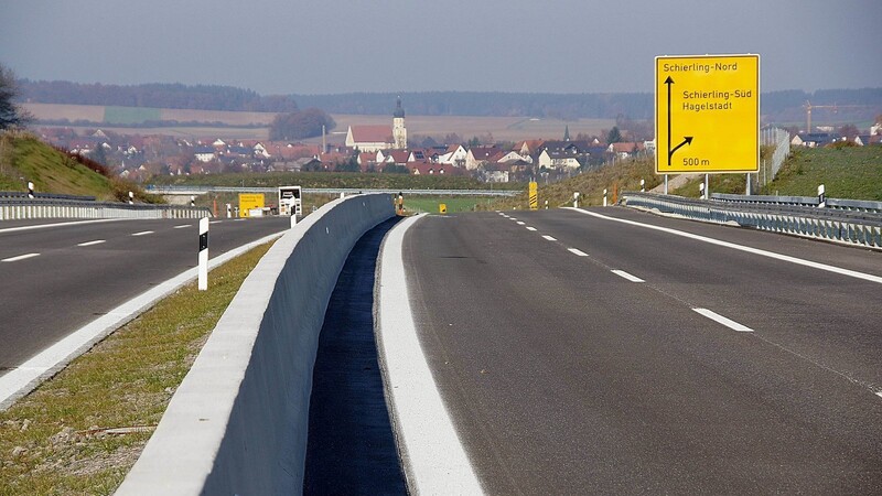 Seit zehn Jahren ist Schierling über zwei Anschlussstellen unmittelbar an das europäische Fernstraßennetz und an eine wichtige Entwicklungsachse angebunden.