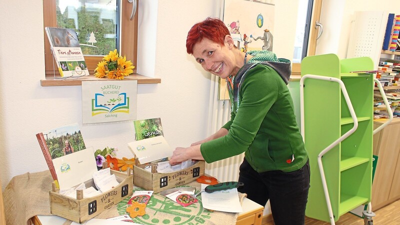 Büchereileiterin Sabine Schlosser sortiert die Beutel mit Gemüse- und Blumensamen. Von ihr stammt die Idee, eine Saatgutbücherei aufzubauen. Sie hat die Idee umgesetzt und ist für die Koordinierung verantwortlich.