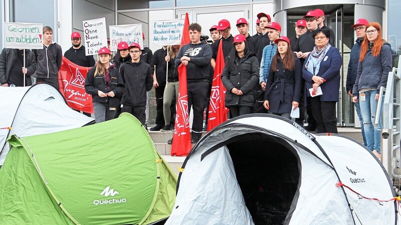 Protest am Eingang des Continental-Werkes: die Zelte sollen die Entschlossenheit und Beharrlichkeit der Jugendlichen verdeutlichen.  Fotos: