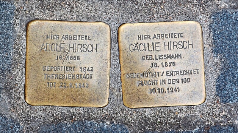 So sehen zwei der Steine aus, die an Opfer des Nationalsozialismus erinnern.