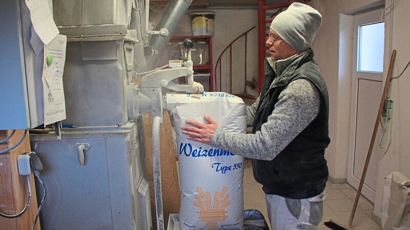 Eingetütet: Alfons Kolbeck füllt einen Sack mit Weizenmehl, Type 550, ab. Das Getreide, das er mahlt, stammt aus der Region.
