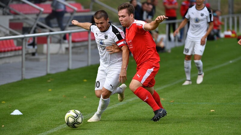 Der VfB Straubing um den Doppel-Torschützen Ahmed Ahmedov (links) setzte sich gegen den SV Neukirchen b. Hl. Blut durch.