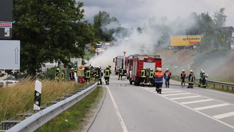 Auf einem Traktoranhänger fingen am Donnerstag plötzlich mehrere Heuballen Feuer. Der Anhänger brannte bei Aicha vorm Wald (Kreis Passau) vollständig ab.